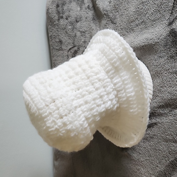 Handmade Crotched, White w Sparkles, 19 1/2" Circumference , 18-36 Mos. - Picture 6 of 6